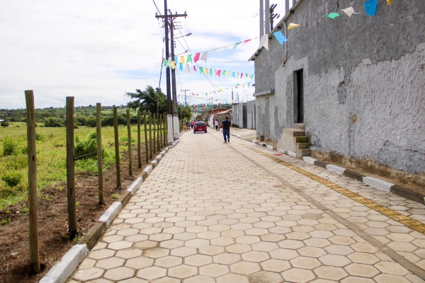 Prefeitura de Amélia Rodrigues entrega obra de pavimentação na Rua São Jorge no Guará