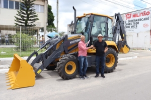 Prefeitura adquire nova retroescavadeira para compor a frota do município
